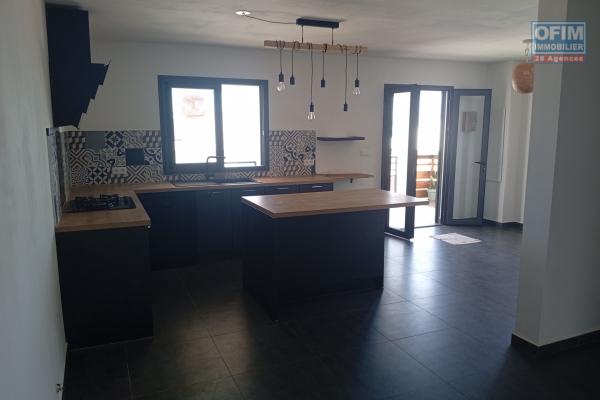 A LOUER MAISON RECENTE F4 DE 110 M2 AVEC PISCINE CHAUFFEE A TROIS BASSINS