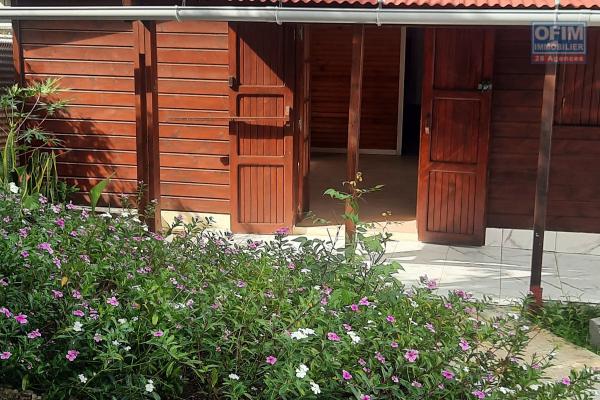 petite maison F3 avec jardin &agrave; Bagatelle