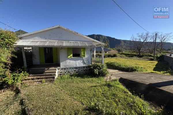 A vendre villa F5 avec garage sur un grand terrain de 2 000 m2 à la Plaine des Palmistes