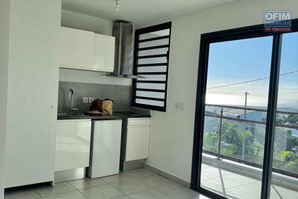 A louer bel appartement récent de type F1 avec jardinet sur la résidence Castel Roc Bois de Nèfles à Sainte Clotilde.