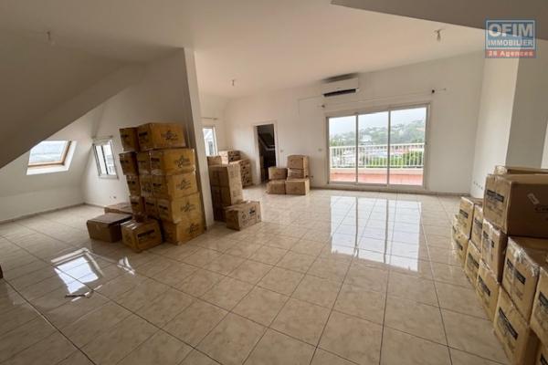 T4 &agrave; vendre &agrave; Ste Clotilde, proche de toutes les commodit&eacute;s, residence St Ferreol