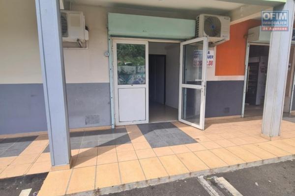A LOUER - LOCAL COMMERCIAL 33 M2 - GRANDE MONTEE - SAINTE MARIE