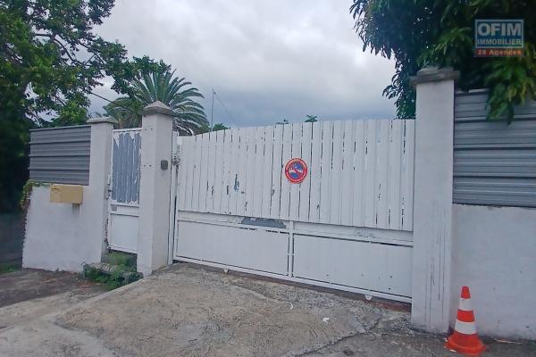 A LOUER bureau container sur un terrain de 200 m2 sur Saint-Gilles Les Hauts à 850 euros!