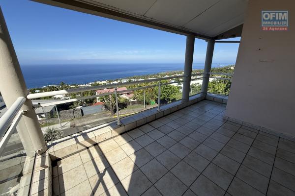 Bel appartement T2 Résidence Les Sirènes 1 avec magnifique vue mer et montagne au centre ville dans la Rue de l'Eglise en dessous du Lycée des Avirons.
