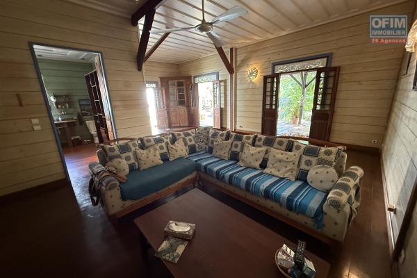 Grande et belle maison bois rénovée, des années 1800, F5+ plain-pied de 140 m² habitables + 40 m² de varangue + deux petites maisons, 2 garages, le tout implanté sur un terrain plat de 912 m²