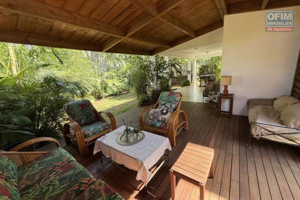 À Terre Sainte, une grande maison F6 en R+1de 172,37 m² utiles avec deux varangues, implantée sur un terrain plat de 463 m² de terrain en hyper centre.