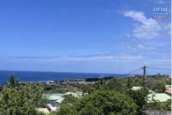 Superbe terrain constructible de 303m2 viabilis&eacute; ,belle vue mer -Littoral Sud ,trois Bassins