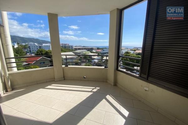 A vendre T2 avec varangue vue mer à Ste Clotilde residence Lobellia