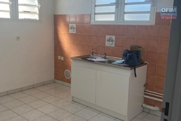 A louer ce bel appartement de type F3 sur une résidence PRIVE au dernier étage vue mer à Sainte Clotilde.
