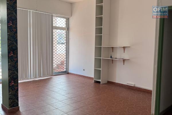 A Louer local professionnel avec vitrine sur Sainte Clotilde