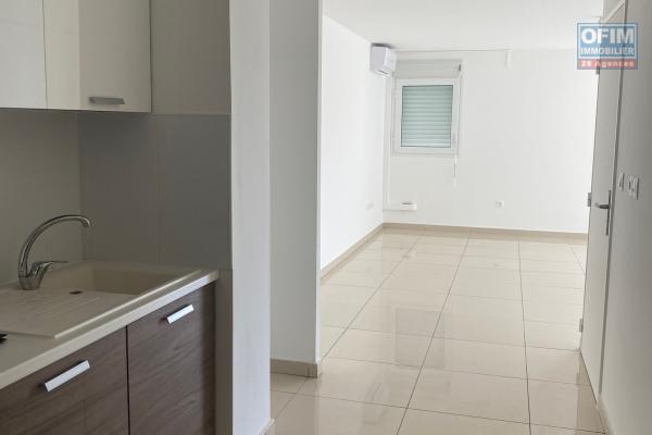 A Louer ce bel et spacieux appartement de type F1 meubl&eacute; sur la r&eacute;sidence PASSERELLE situ&eacute; rue des deux canons &agrave; Sainte Clotilde.
