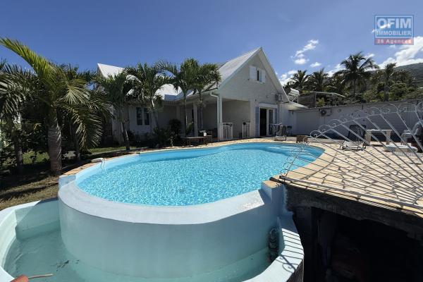 Maison en R+1 constituée de trois logements (T4+T3+T1), garage, belle piscine au sel, située à la Pointe des Châteaux, sur une terrain de plat de 600 m² offrant une vue imprenable sur l'océan et la montagne.