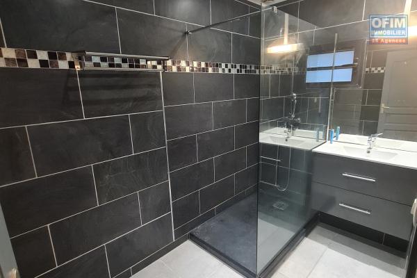 À louer maison F4, 3 chambres climatisées, cuisine équipée, terrasse, jardin clôturé, endroit au calme