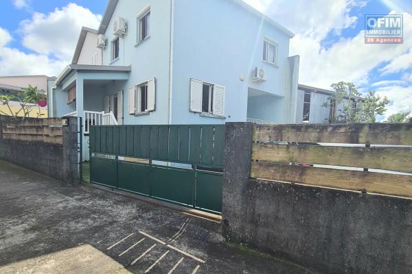 À louer maison F4, 3 chambres climatisées, cuisine équipée, terrasse, jardin clôturé, endroit au calme