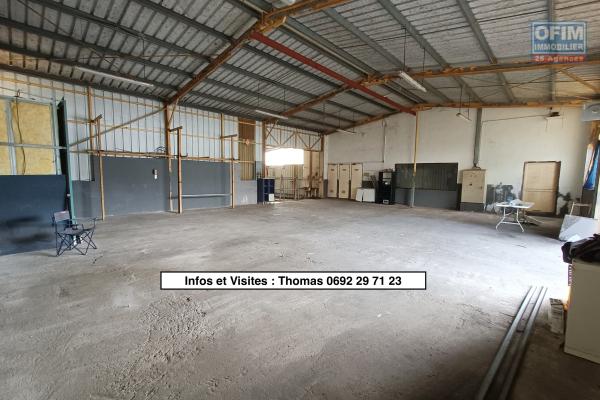 A Louer local commercial / hangar de 260m2 &agrave; Quartier Fran&ccedil;ais
