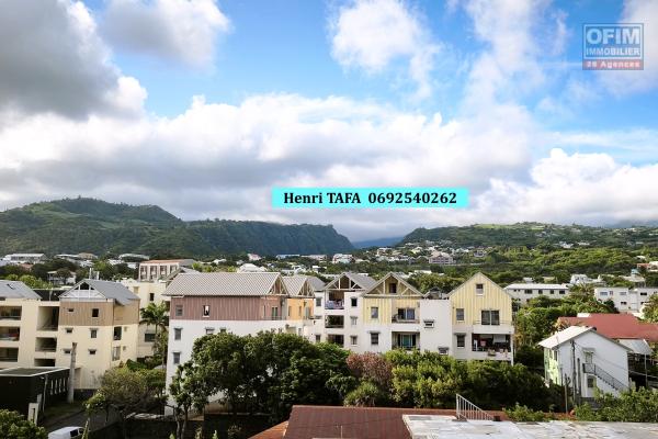 Grand appartement de type T3 en centre-ville de St-Joseph avec vue vue montagne