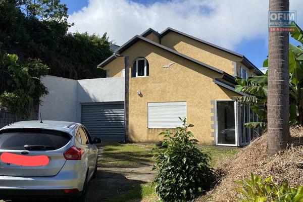  Louer villa F6 avec garage dans les hauts des AVIRONS proche du TEVELAVE