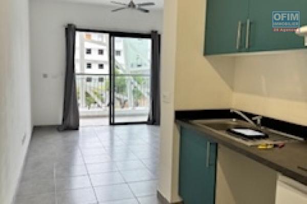 A louer bel appartement récent de type F1 sur la résidence HYPPOCRATE à Sainte Clotilde.