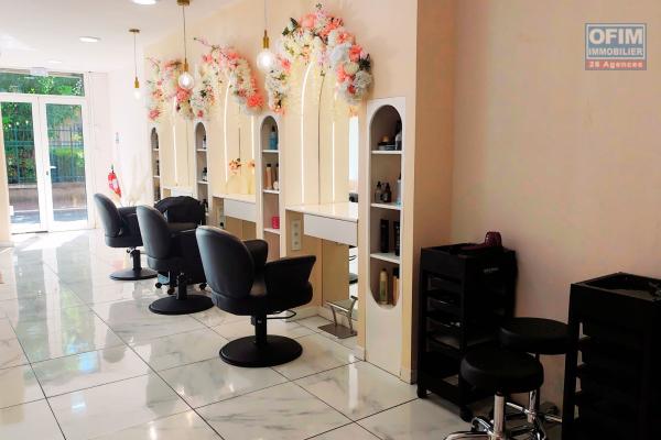 Au cœur du centre-ville de Saint-Paul | Salon de coiffure à vendre au prix de 69 500 €.