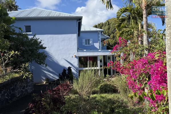 Grande maison/b&acirc;timent de 400 m&sup2; situ&eacute; juste au dessus de la maison cadeau de type F15+ en R+1+combles + un bungalow de 20 m&sup2;, le tout implant&eacute; sur 2830 m&sup2; de terrain.