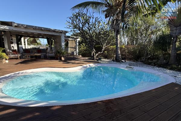 Magnifique villa F5/6 + studio ind&eacute;pendant, d'une surface habitable de 165 m&sup2; (200 m&sup2; utiles) &agrave; 245 m d'altitude, vue mer, avec piscine chauff&eacute;e et carport.