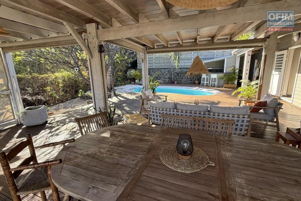 Magnifique villa F5/6 + studio indépendant, d'une surface habitable de 165 m² (200 m² utiles) à 245 m d'altitude, vue mer, avec piscine chauffée et carport.