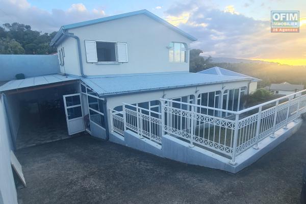 A Louer Villa de 4 chambres, dont 1 suite parentale, belle terrasse, jardin clôturé, endroit au calme à STE MARIE/ TERRAIN ELISA