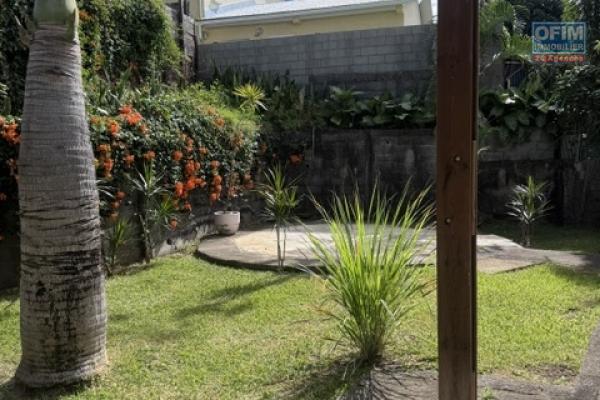 A louer cette jolie villa jumelée de type F5 avec garage sur le secteur de Domenjod Sainte Clotilde.