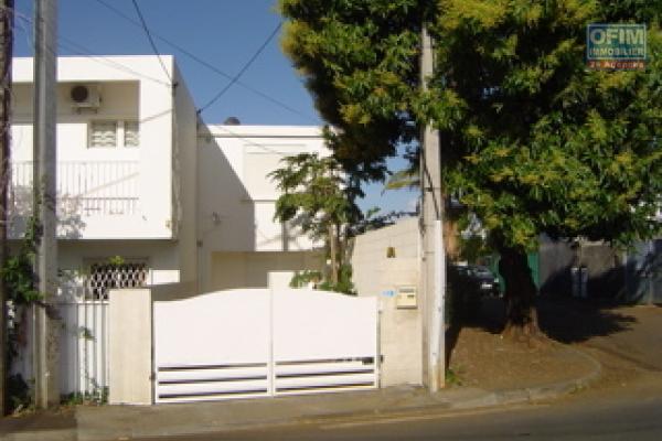 A louer maison individuelle type F3 avec petite cour et emplacement parking dans les bas de Sainte Clotilde
