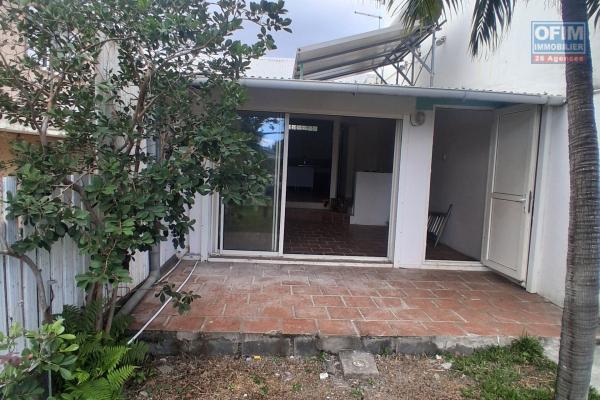 A LOUER appartement duplex de type F2 avec cour privative sur SAINT-GILLES LES HAUTS