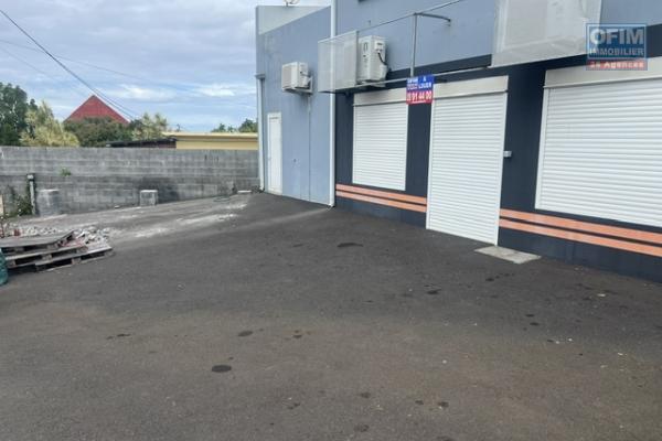 A louer beau local avec place de parking proche centre ville de la RIVIERE SAINT LOUIS