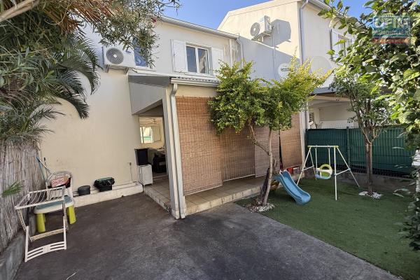 Maison jumelée de type F3, en R+1, d'une surface habitable de 71 m² + varangue de 12 m², jardin devant et derrière dans une résidence sécurisée en hyper-centre