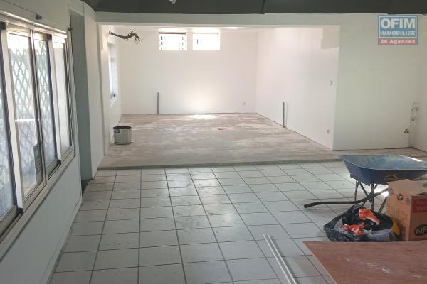 A LOUER Local commercial la PLAINE SAINT_ PAUL