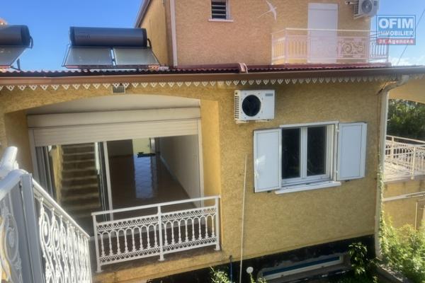 A louer villa F5/6 mitoyenne avec garage au bas des AVIRONS