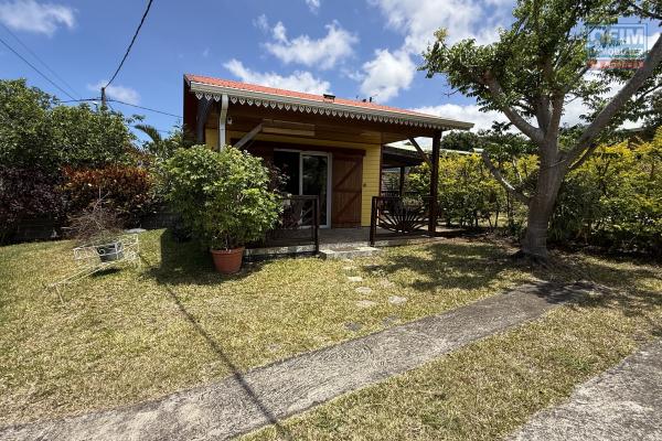 A vendre maison de 25 m2 implantée sur 209 m2 de terrain à 200 m d'altitude en impasse