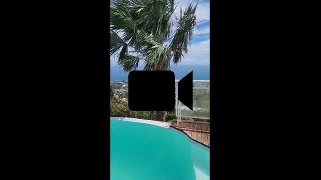 A louer grande villa F5 avec piscine, vue panoramique, jardin, parking pour 4 voitures à Bellepierre, proche CHU