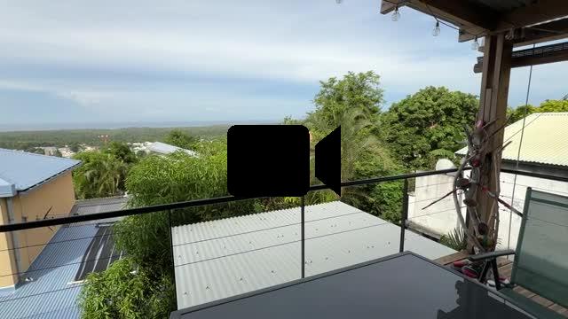 Maison originale de type F4 en R+1 avec une magnifique vue mer et montagne proche de l’hypercentre.