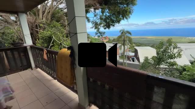 Vue mer et montagne imprenable, maison F3+ de 54,54 m2 habitables + en RDJ 35 m2 utiles + 40 m2 de varangue coté montagne et 12 m2 coté mer, implantée sur 331 m2 de terrain.