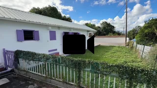 Maison F4 plain-pied de 100 m2 habitables, construite en 1999 , implantée sur 369 m2 de terrain clos et plat, plein centre ville, sans nuisance, à 250 m d'altitude.