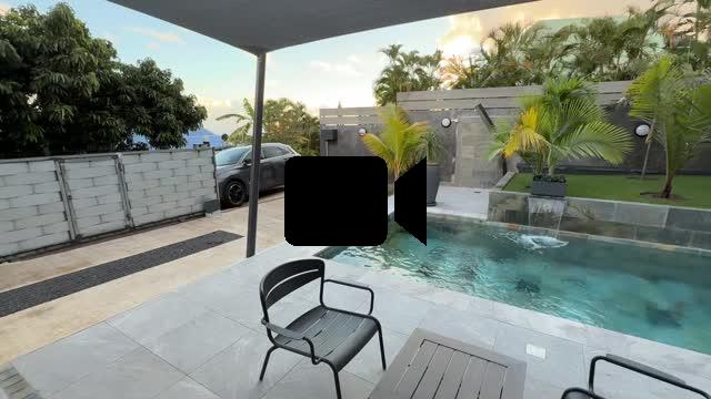 Jolie maison neuve de 100 m² habitables en R+1, à proximité du centre-ville d'Etang Salé Les Hauts, sur un terrain plat de 300 m² avec piscine.