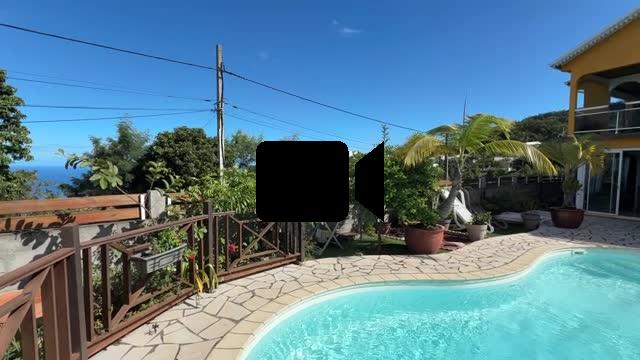 Grande propriété F5+ en R+1 avec piscine, garage, pleine vue mer située entre les Avirons et Etang Salé Les Hauts à la Ravine Sèche.