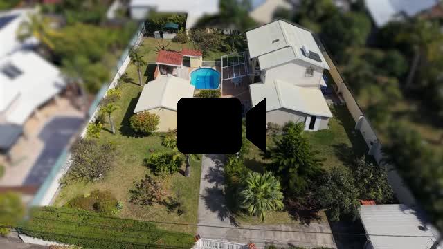 Belle propriété F5/6 avec garages et piscine, idéalement située en hyper centre d'Etang Salé Les Hauts, en impasse, implantée sur un terrain plat de 1515 m² sans vis à vis.