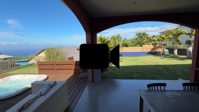 Belle maison récente F5 plain-pied de 130 m² habitables + 35 m² de varangue et 50 m² de terrasse avec jacuzzi, implantée sur un terrain plat de 572 m² avec vue mer et montagne.