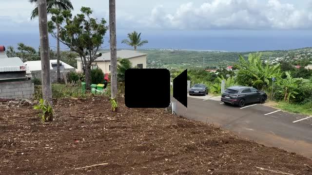 Terrain plat de 1200 m2 &agrave; 350 m d'altitude, pleine vue mer et montagne, viabilisation sur le terrain.