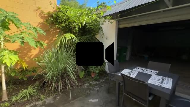 Belle maison F4+ en R+1 r&eacute;nov&eacute;e avec garage, varangues, piscine hors sol, cuisine d'&eacute;t&eacute;, jardin dans un quartier calme &agrave; 200 m d'altitude au centre de la Ravine des Cabris.