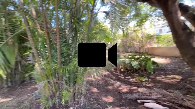 Grande et belle maison bois rénovée, des années 1800, F5+ plain-pied de 140 m² habitables + 40 m² de varangue + deux petites maisons, 2 garages, le tout implanté sur un terrain plat de 912 m²