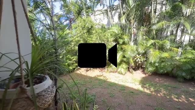 &Agrave; Terre Sainte, une grande maison F6 en R+1de 172,37 m&sup2; utiles avec deux varangues, implant&eacute;e sur un terrain plat de 463 m&sup2; de terrain en hyper centre.