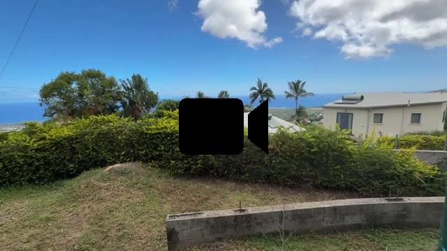 Grande maison séparée en deux (F3 et un F5) implantée sur 913 m² de terrain avec vue imprenable mer et montagne.